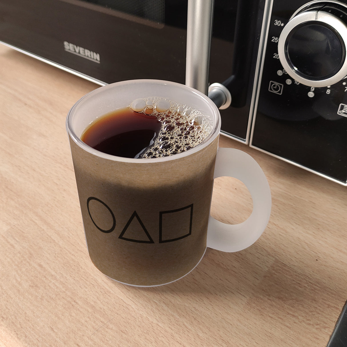 Kaffeebecher mit Serienmotiv Tintenfisch Kreis Dreieck Viereck Südkorea