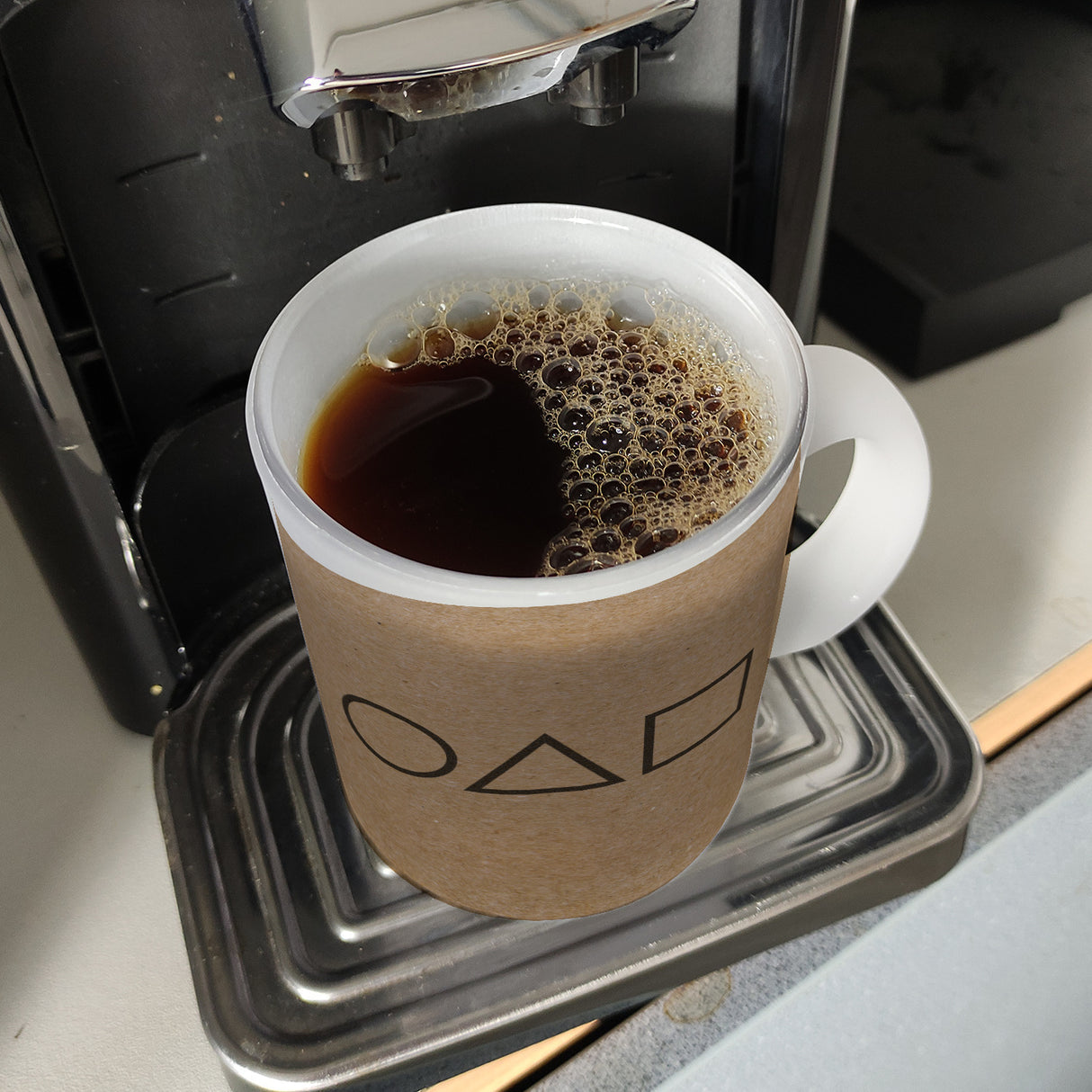 Kaffeebecher mit Serienmotiv Tintenfisch Kreis Dreieck Viereck Südkorea