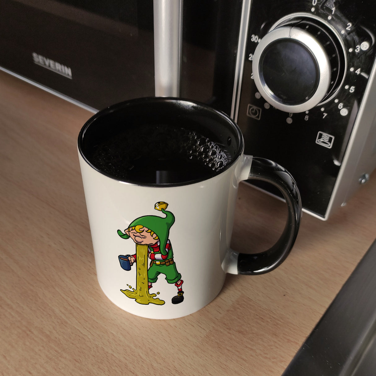 Kotzender Weihnachtswichtel mit Glühweintasse Weihnachten Kaffeebecher