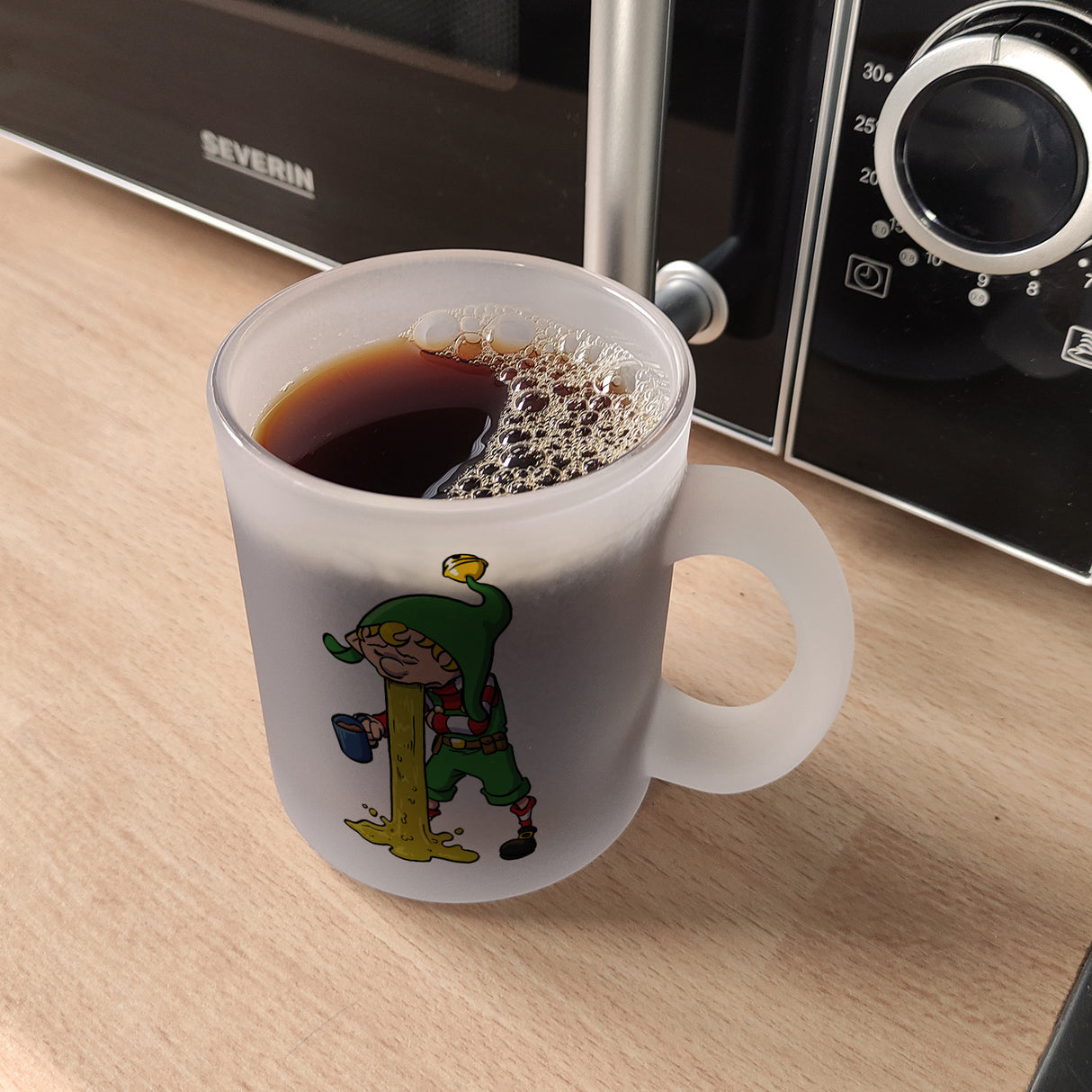 Kotzender Weihnachtswichtel mit Glühweintasse Weihnachten Kaffeebecher