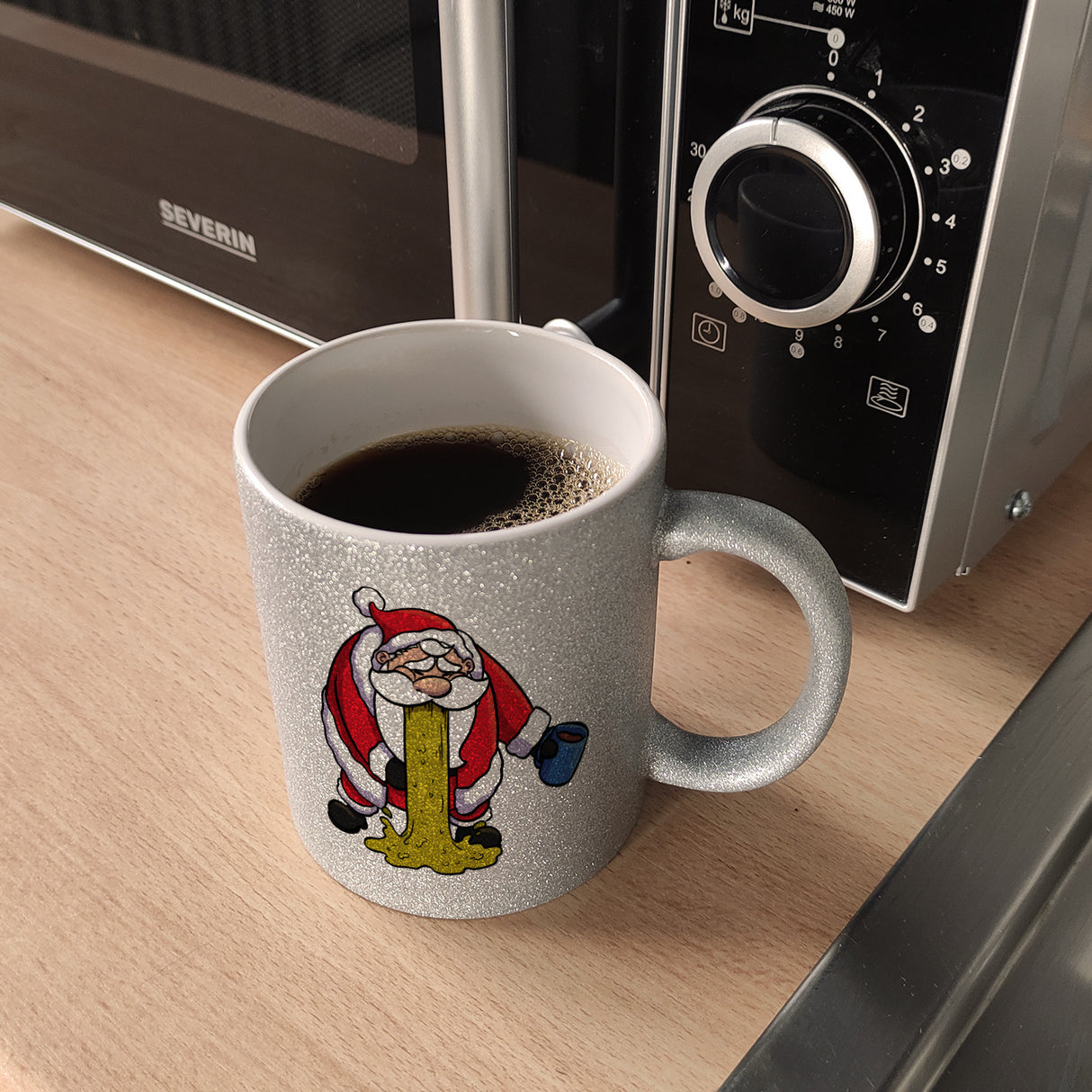 Kotzender Weihnachtsmann mit Glühweintasse Weihnachten Kaffeebecher
