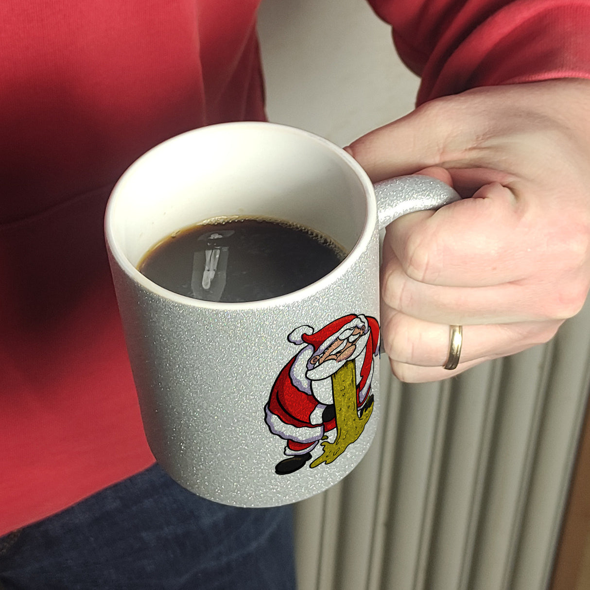 Kotzender Weihnachtsmann mit Glühweintasse Weihnachten Kaffeebecher