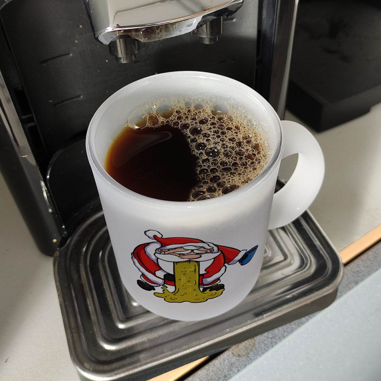 Kotzender Weihnachtsmann mit Glühweintasse Weihnachten Kaffeebecher
