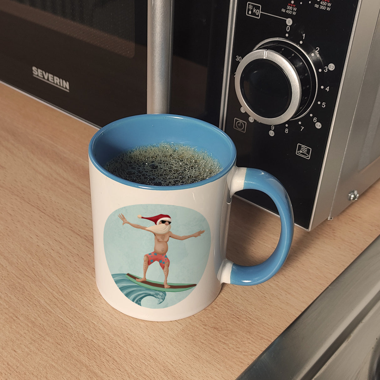 Happy Holidays witziger Kaffeebecher mit Weihnachtsmann auf Surfbrett