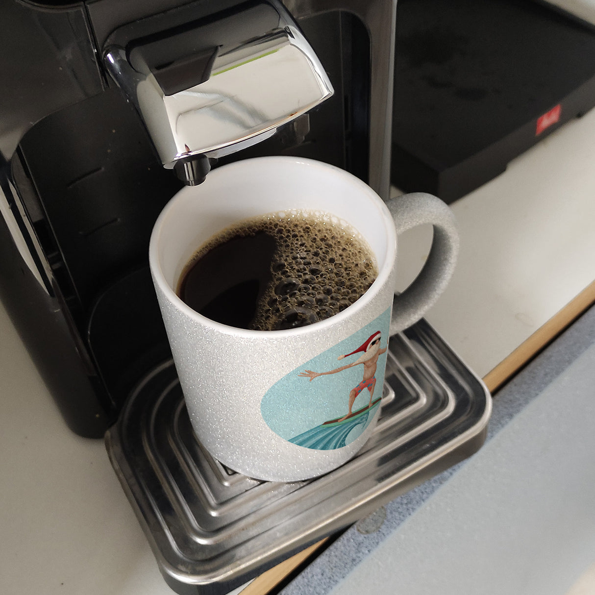 Happy Holidays witziger Kaffeebecher mit Weihnachtsmann auf Surfbrett