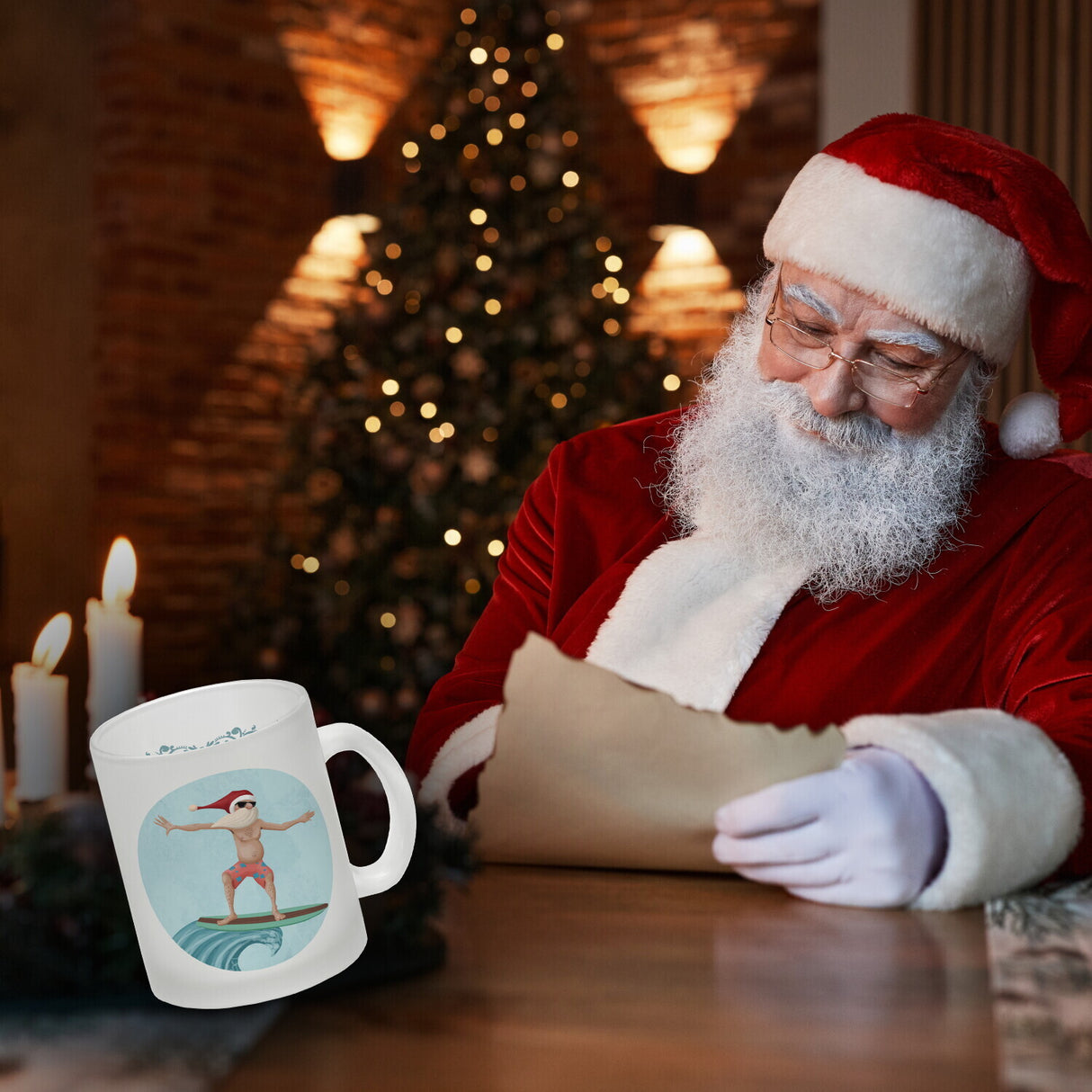 Happy Holidays witziger Kaffeebecher mit Weihnachtsmann auf Surfbrett