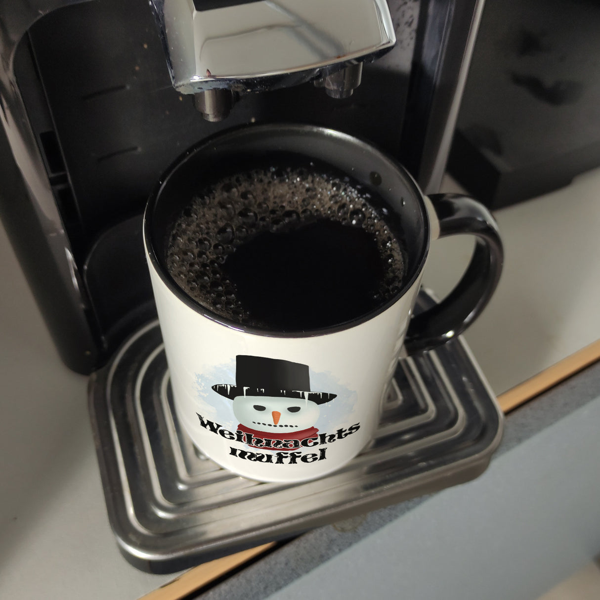 Weihnachtsmuffel witzige Kaffeetasse mit lustlosem Schneemann Motiv