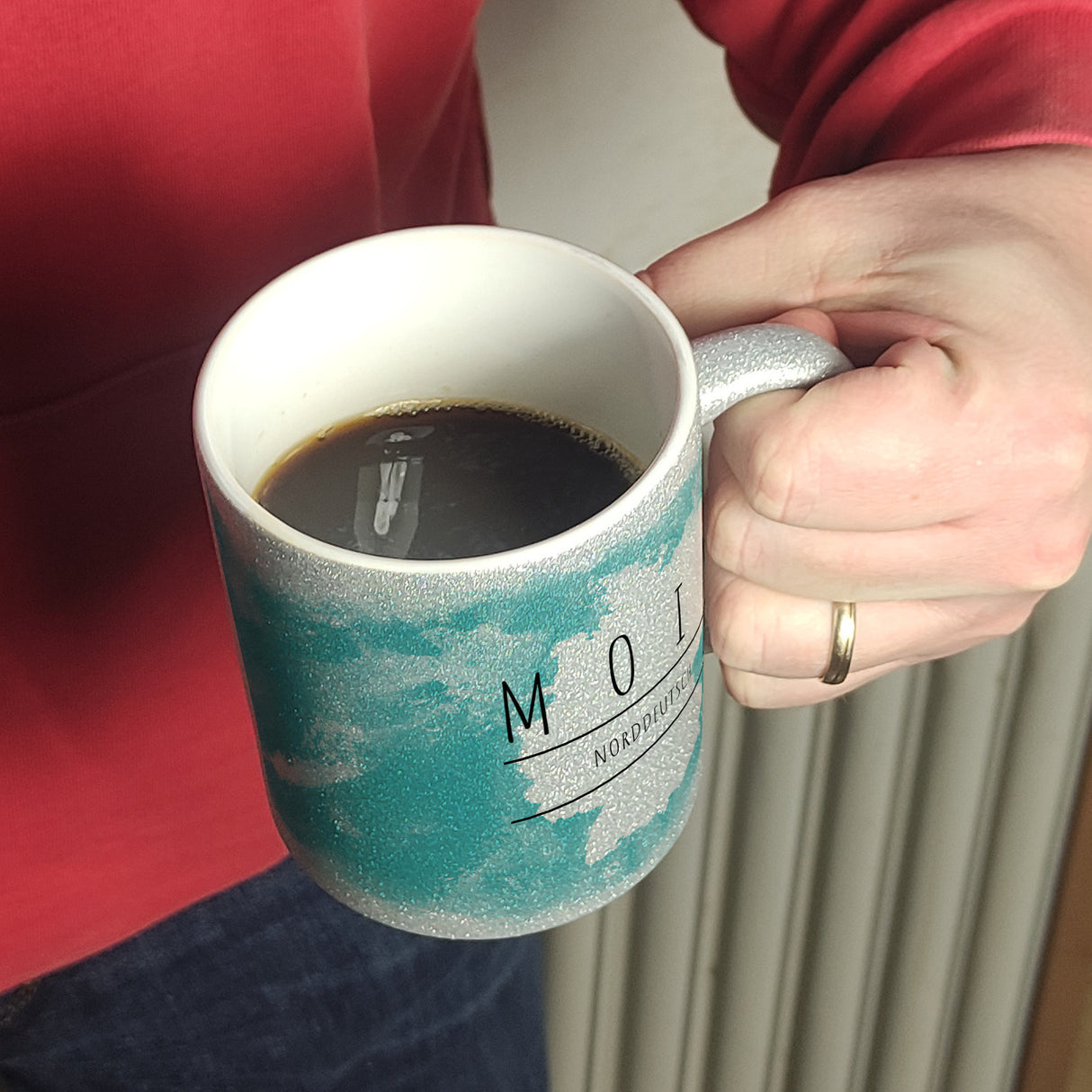 Hallo auf Norddeutsch Moin lustiger Kaffeebecher mit blauem Hintergrund