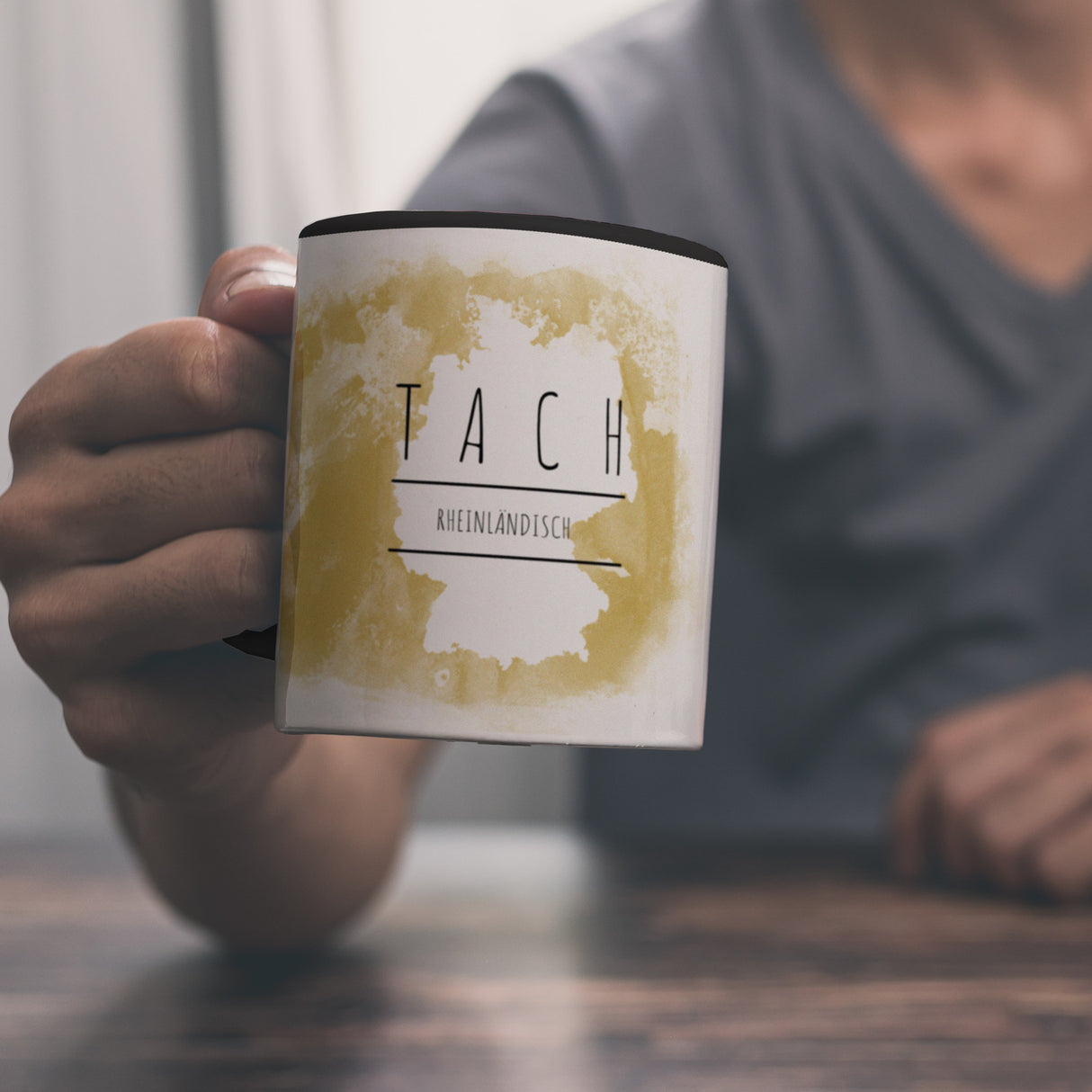 Hallo auf Rheinländisch Tach lustiger Kaffeebecher mit gelbem Hintergrund