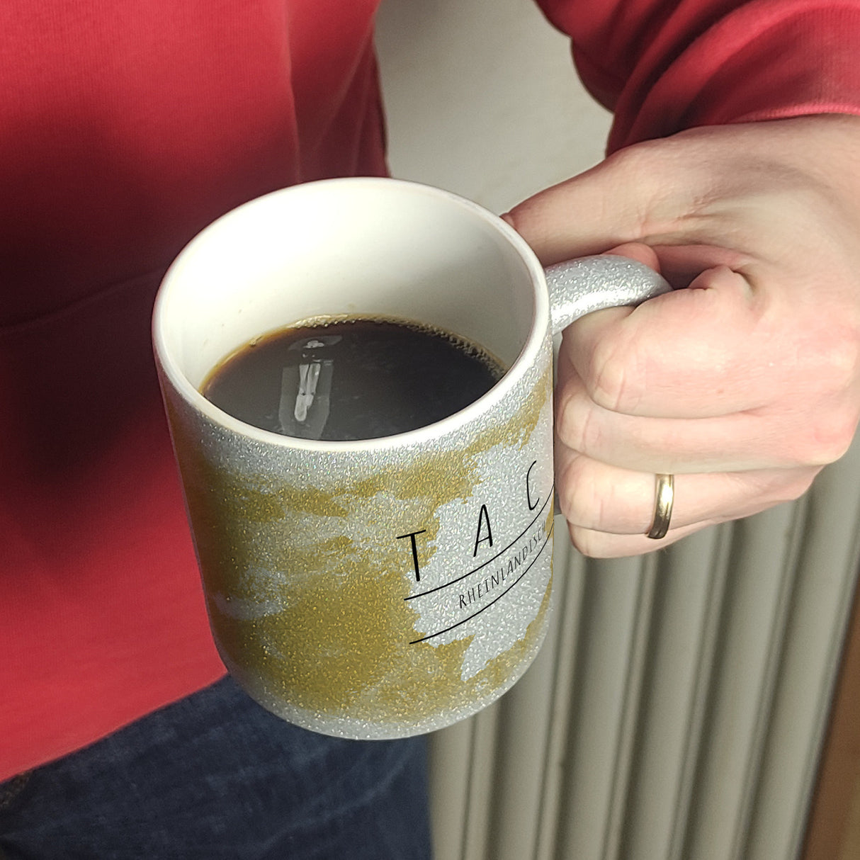 Hallo auf Rheinländisch Tach lustiger Kaffeebecher mit gelbem Hintergrund