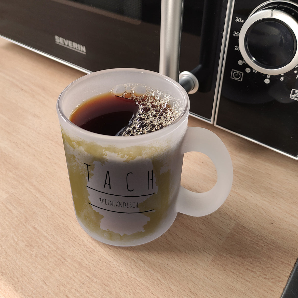Hallo auf Rheinländisch Tach lustiger Kaffeebecher mit gelbem Hintergrund