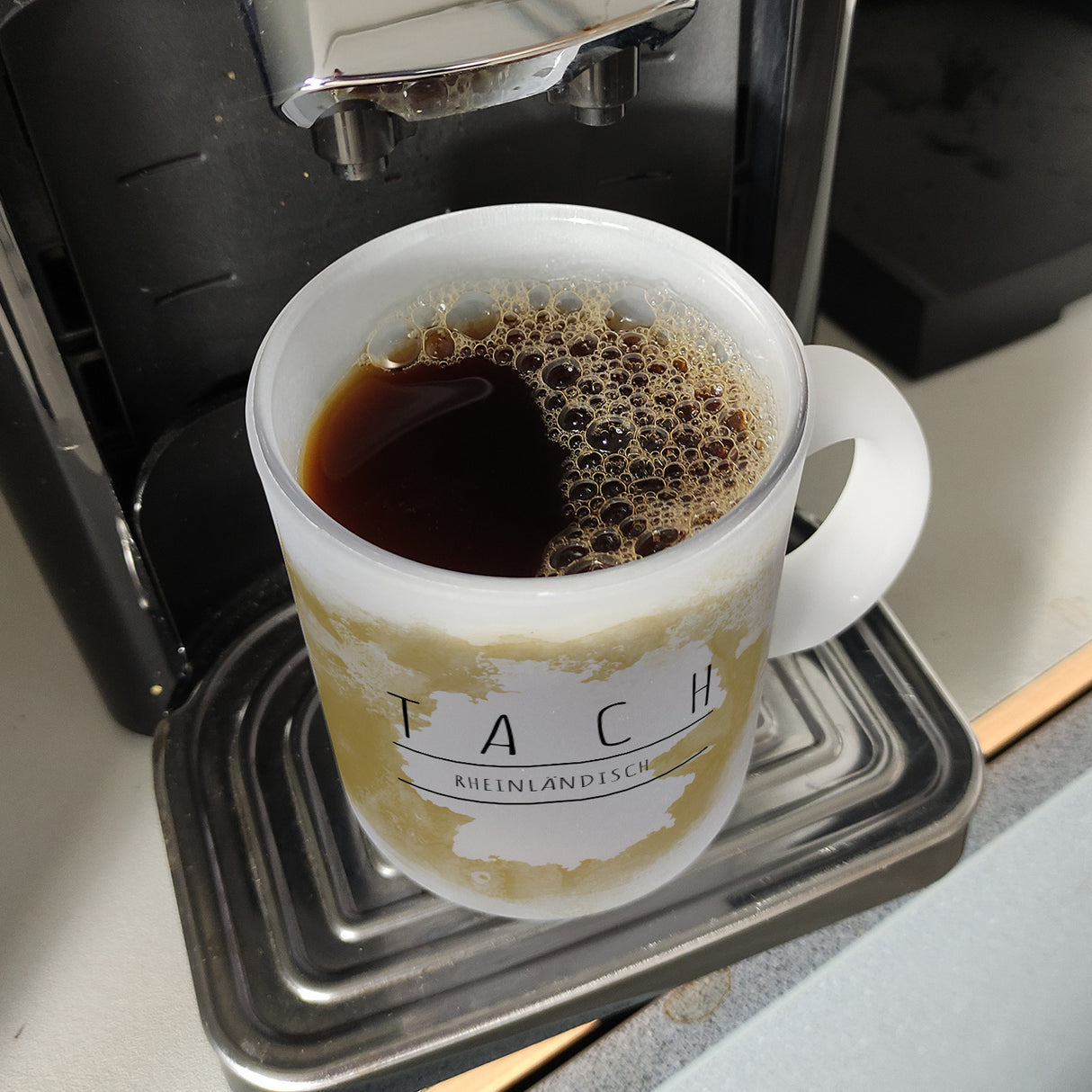 Hallo auf Rheinländisch Tach lustiger Kaffeebecher mit gelbem Hintergrund
