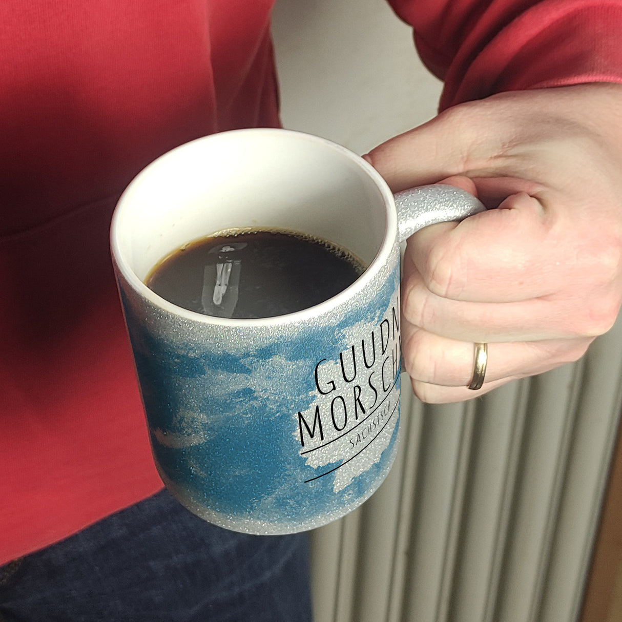 Hallo auf Sächsisch Guudn Morschen lustiger Kaffeebecher mit blauem Hintergrund