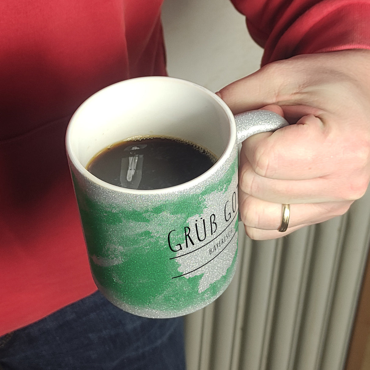 Hallo auf Bayerisch Grüß Gott lustiger Kaffeebecher mit grünem Hintergrund