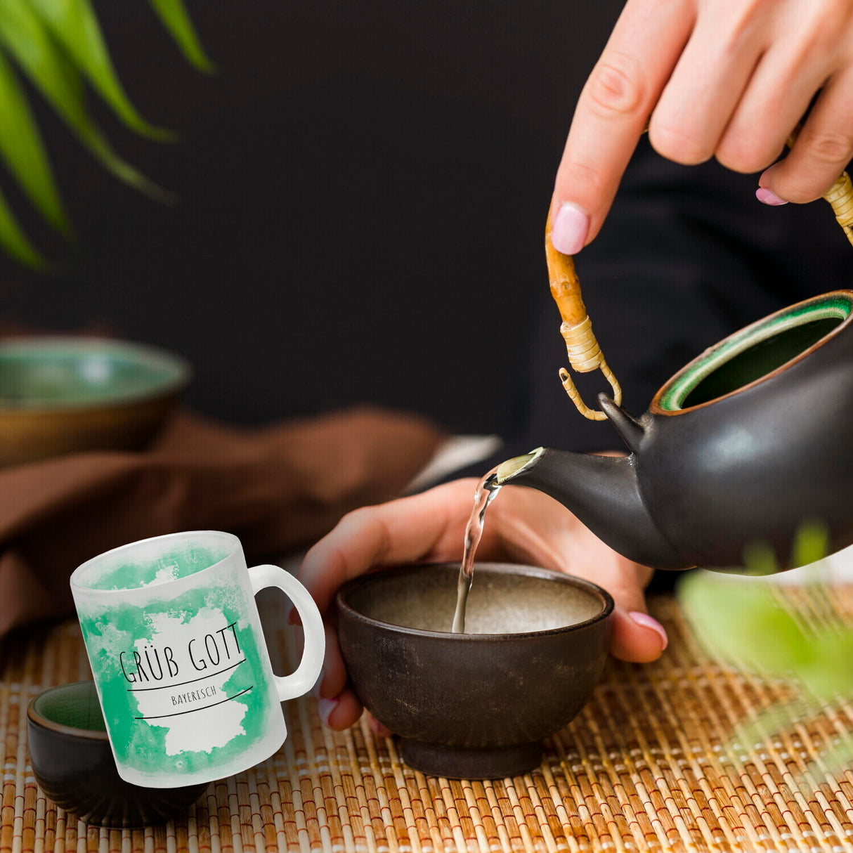 Hallo auf Bayerisch Grüß Gott lustiger Kaffeebecher mit grünem Hintergrund
