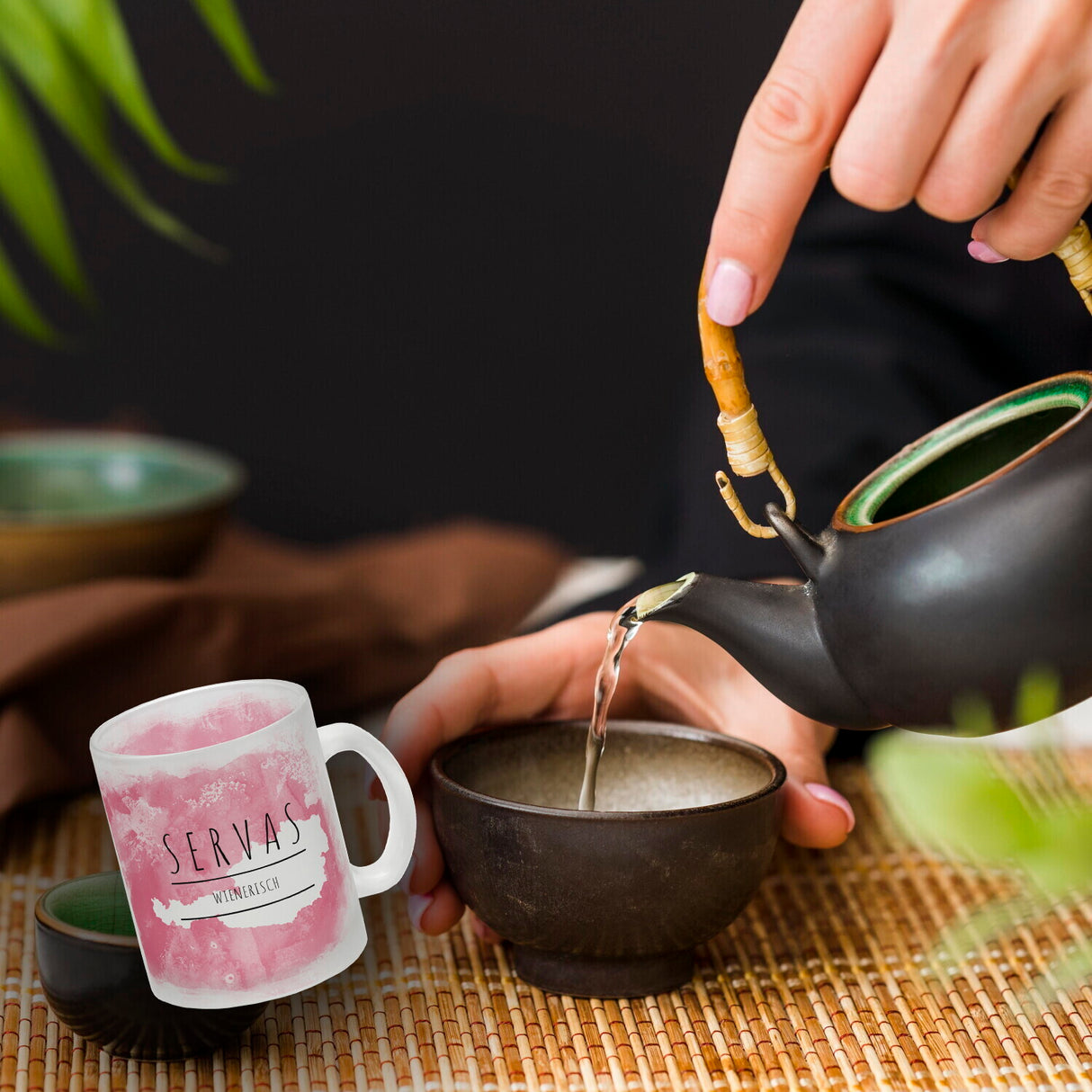 Hallo auf Wienerisch Servas lustiger Kaffeebecher mit rosaem Hintergrund