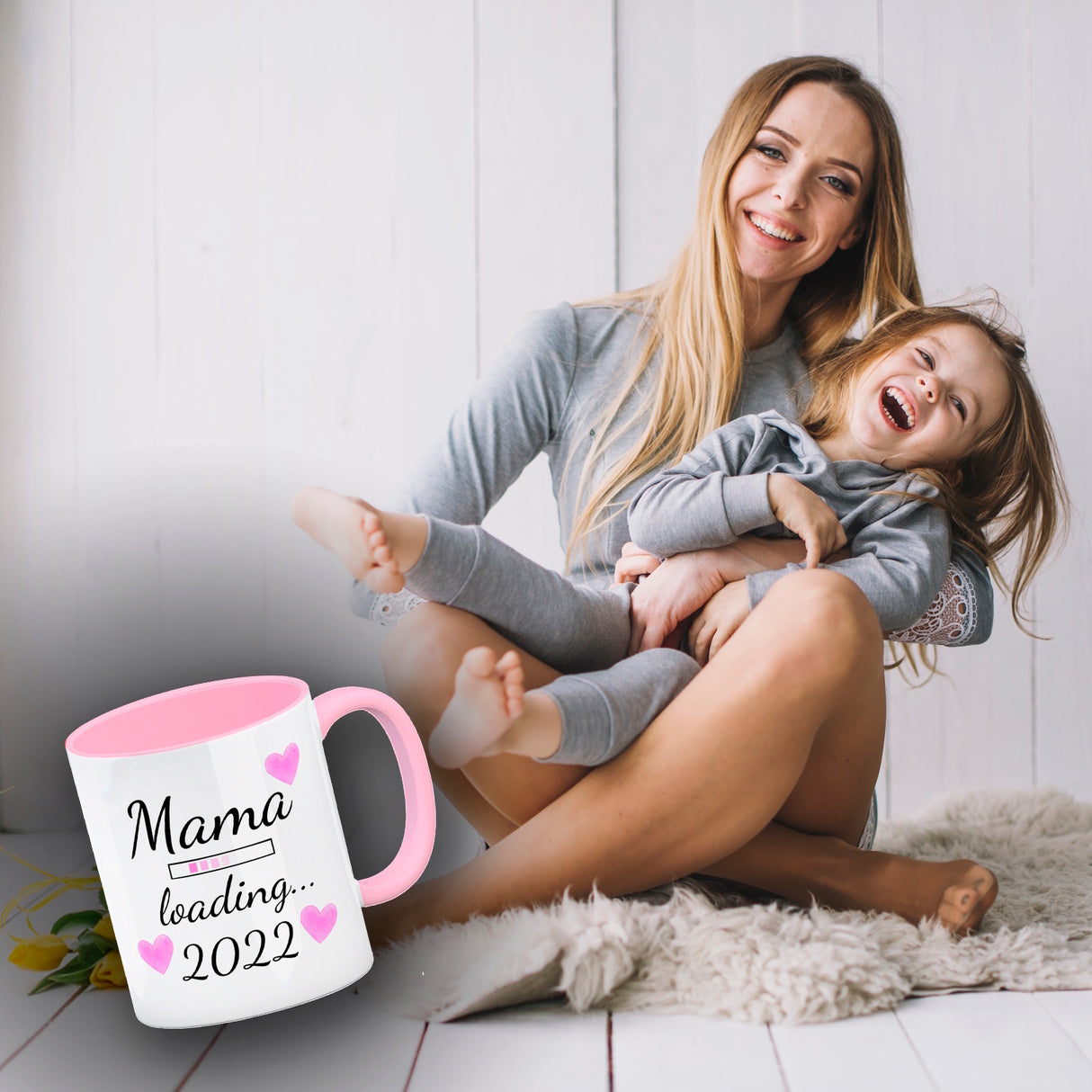 Mama loading 2022 Kaffeetasse mit Herzen für die Schwangerschaft