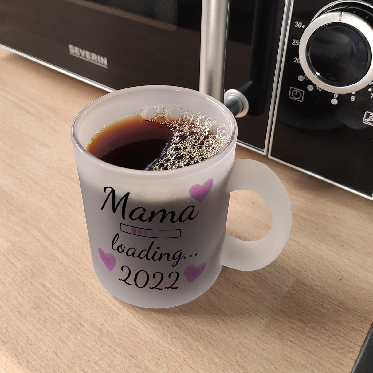 Mama loading 2022 Kaffeetasse mit Herzen für die Schwangerschaft