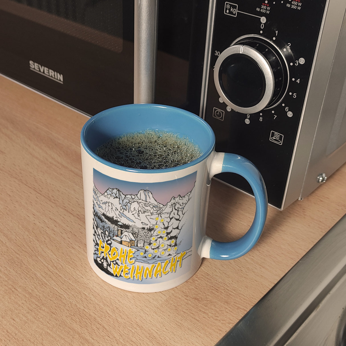 Kaffeebecher zum Thema Weihnachten mit eingeschneiter Landschaft