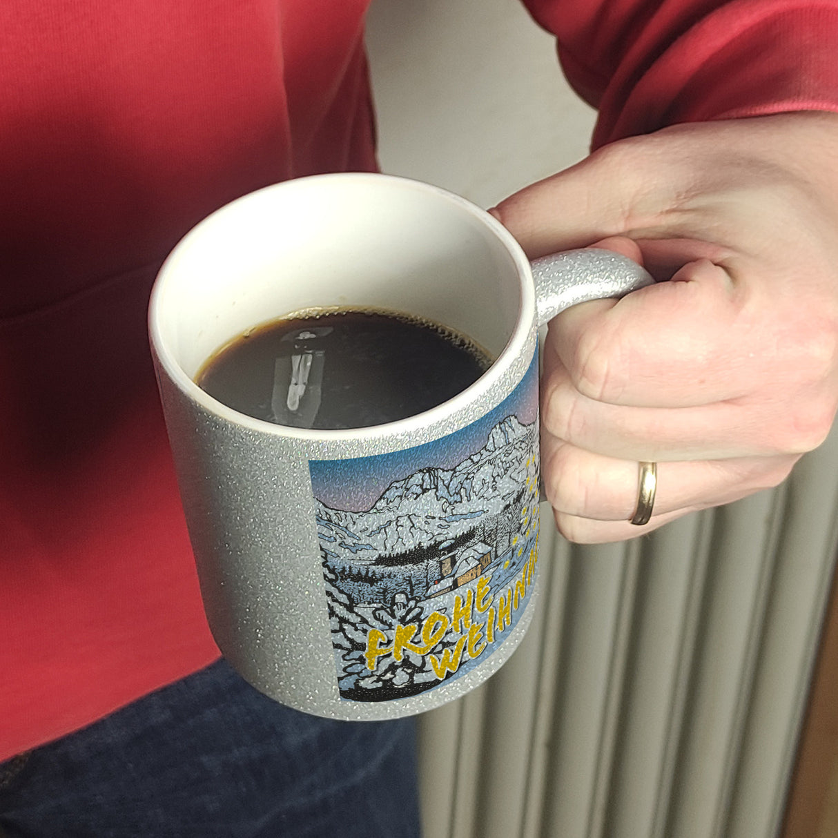 Kaffeebecher zum Thema Weihnachten mit eingeschneiter Landschaft
