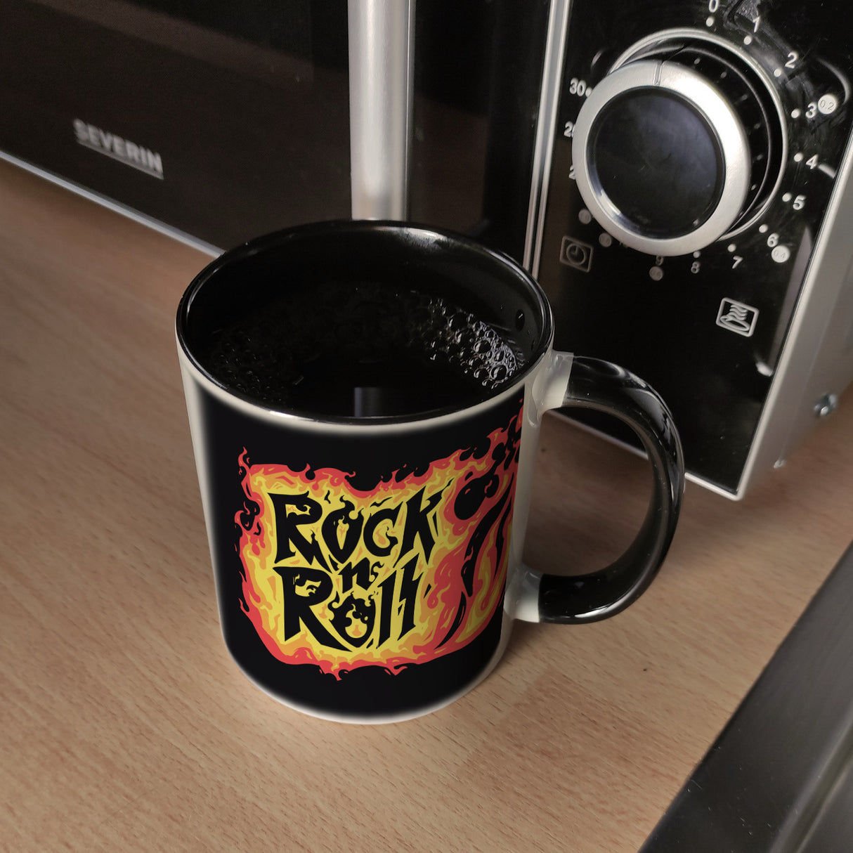 Rock n' Roll Kaffeebecher mit Flammen und Totenkopf