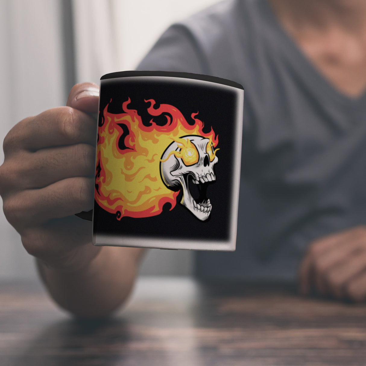 Rock n' Roll Kaffeebecher mit Flammen und Totenkopf
