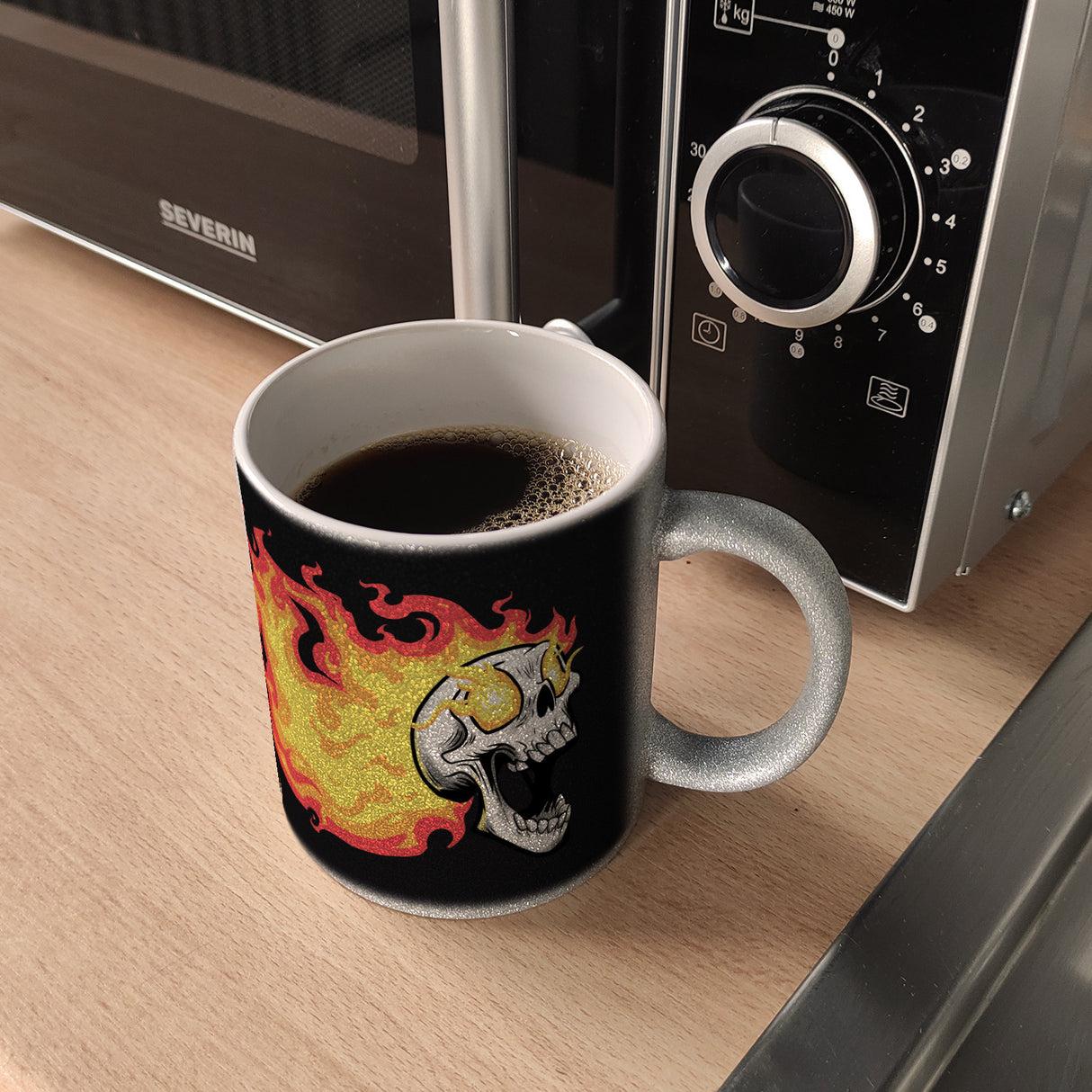 Rock n' Roll Kaffeebecher mit Flammen und Totenkopf