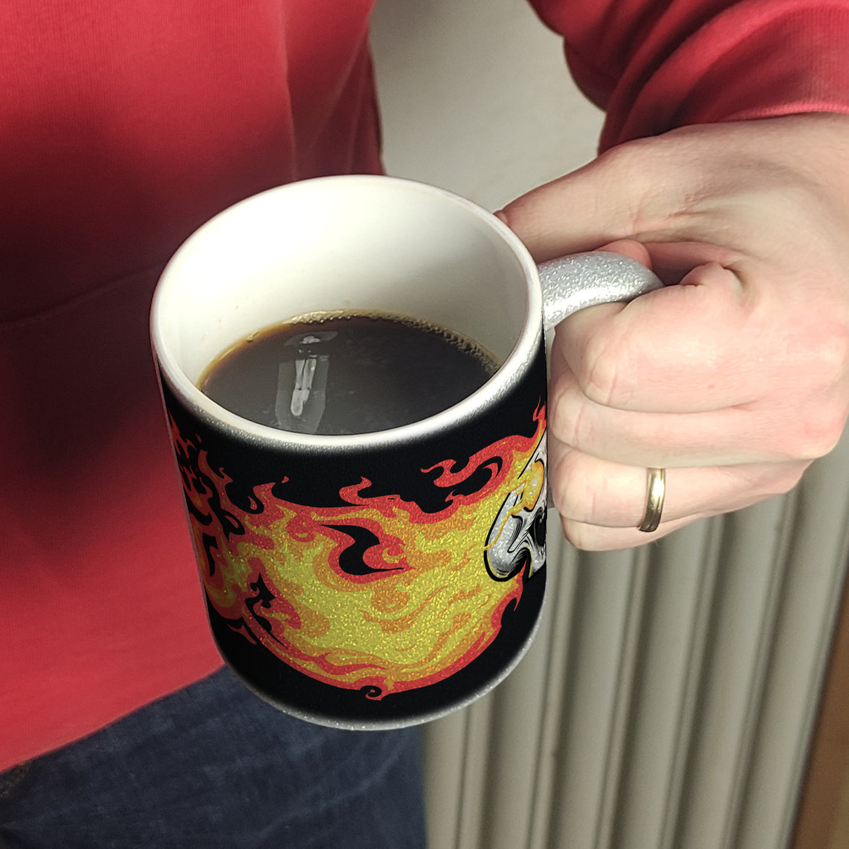 Rock n' Roll Kaffeebecher mit Flammen und Totenkopf