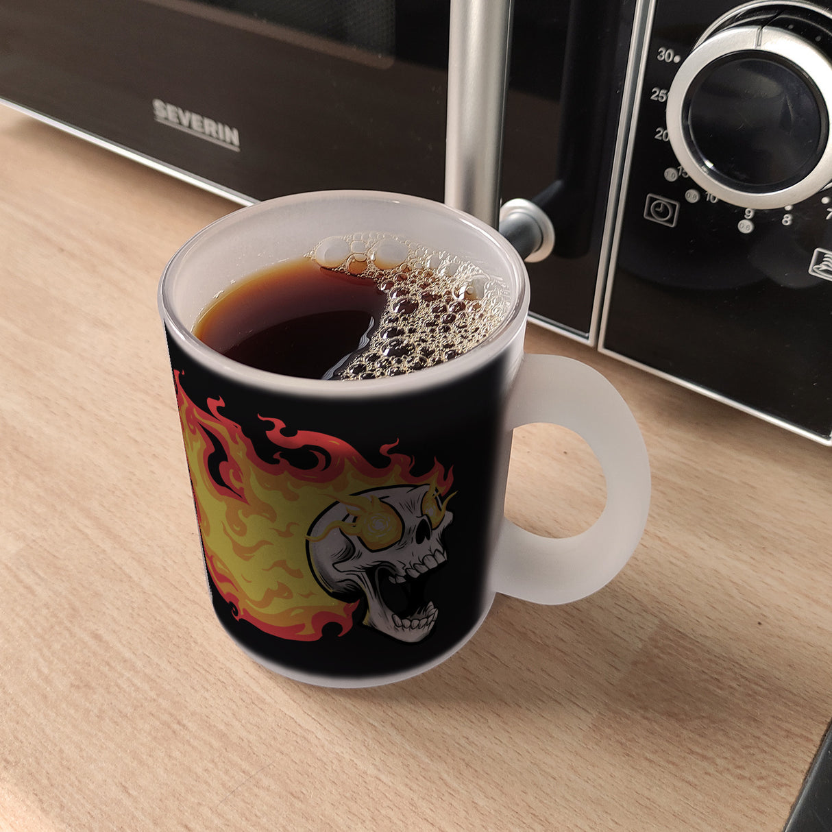 Rock n' Roll Kaffeebecher mit Flammen und Totenkopf
