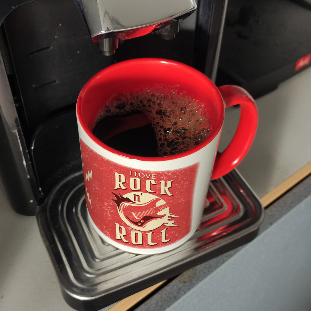 I Love Rock 'n' Roll Kaffeebecher mit Gitarren Motiv