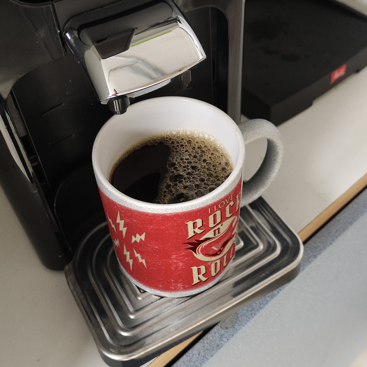 I Love Rock 'n' Roll Kaffeebecher mit Gitarren Motiv