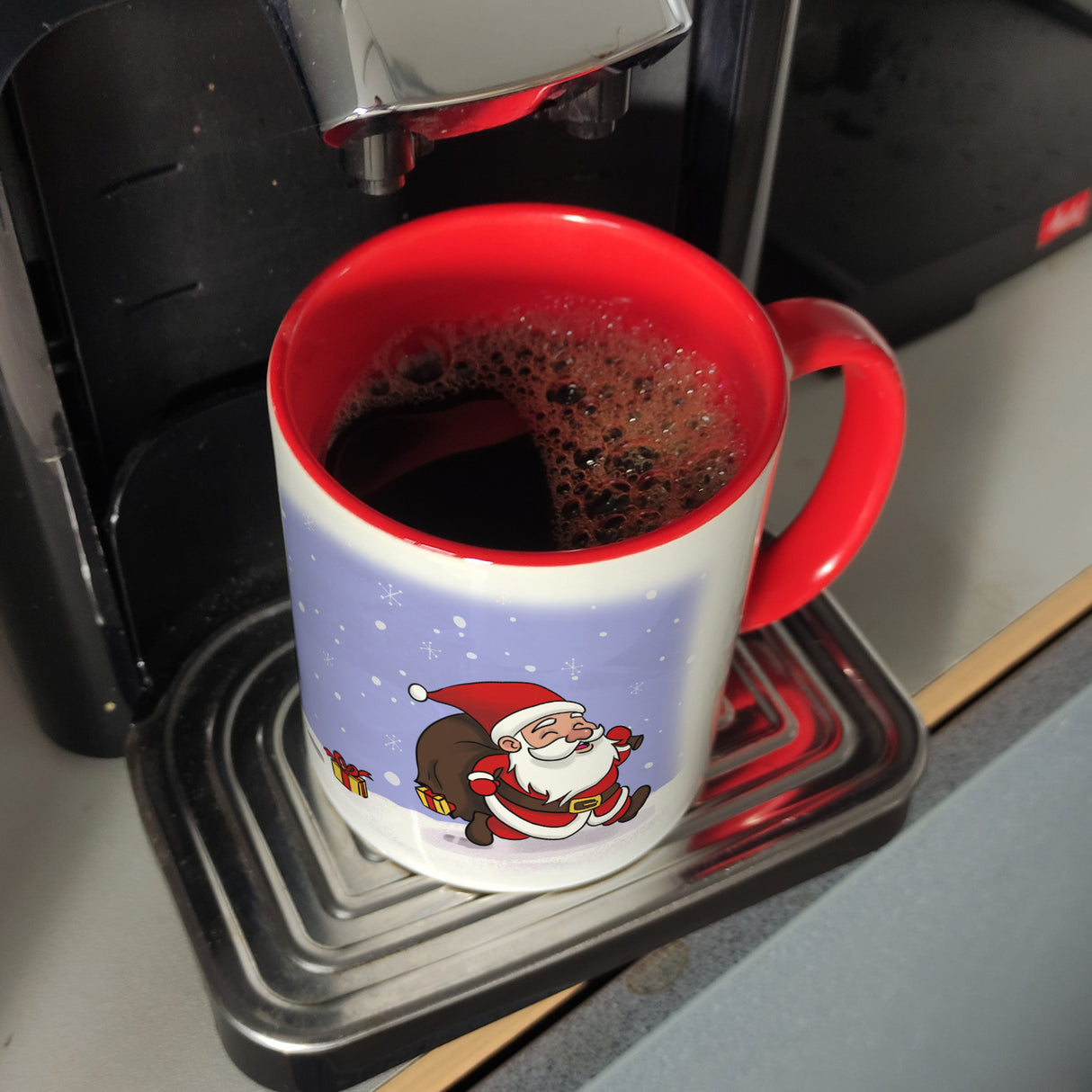 Frohe Weihnachten! Kaffeebecher mit lustigem Comic-Weihnachtsmann