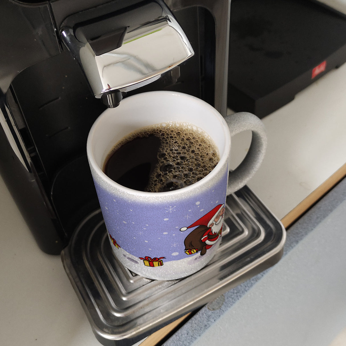 Frohe Weihnachten! Kaffeebecher mit lustigem Comic-Weihnachtsmann