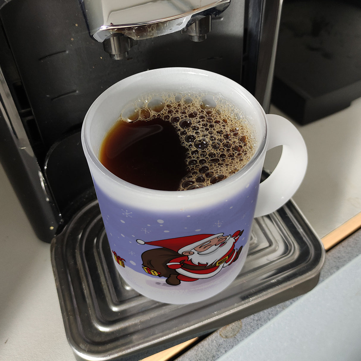 Frohe Weihnachten! Kaffeebecher mit lustigem Comic-Weihnachtsmann