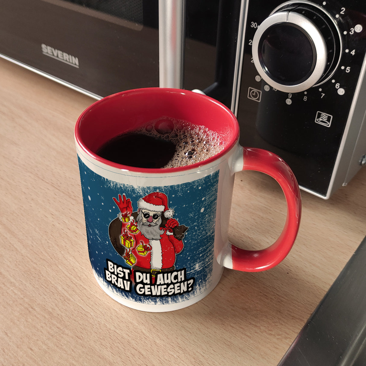 Bist du auch brav gewesen? Kaffeebecher mit coolem Weihnachtsmann