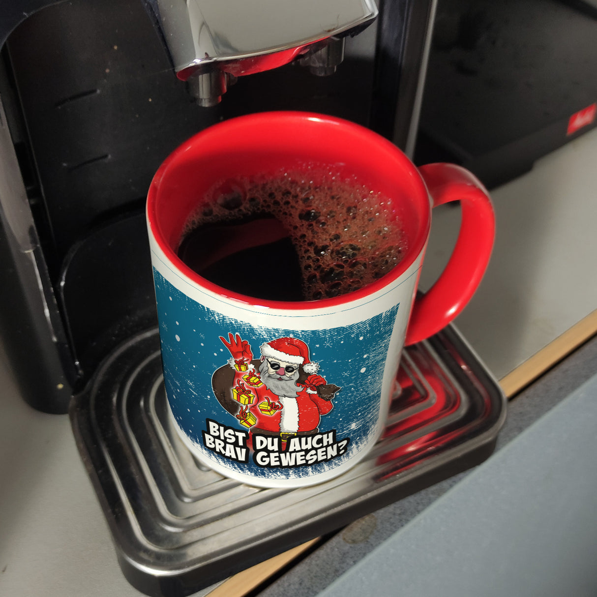 Bist du auch brav gewesen? Kaffeebecher mit coolem Weihnachtsmann