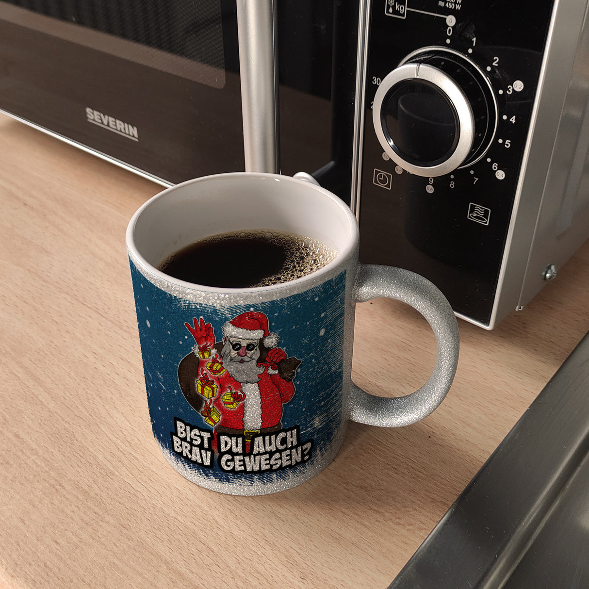 Bist du auch brav gewesen? Kaffeebecher mit coolem Weihnachtsmann