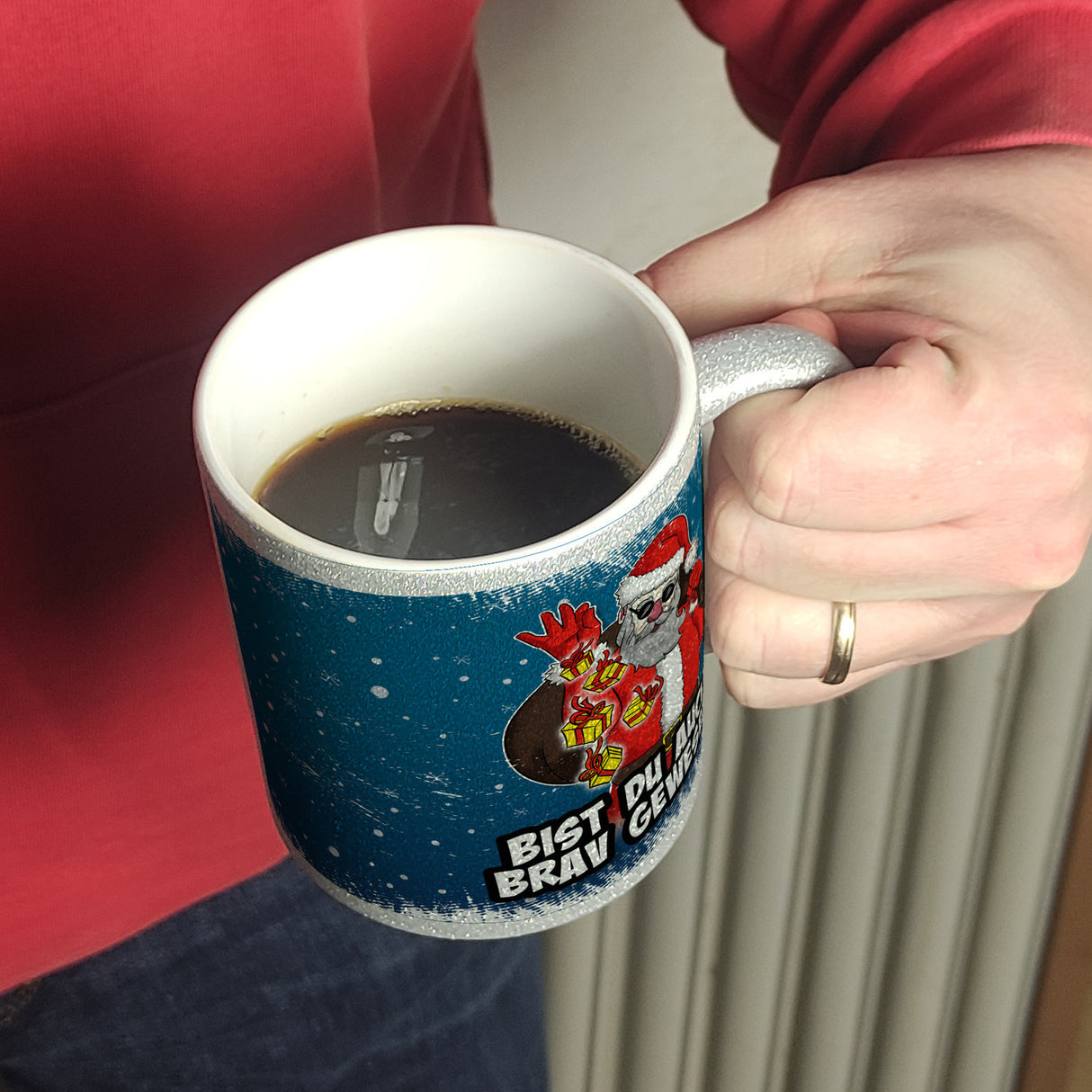 Bist du auch brav gewesen? Kaffeebecher mit coolem Weihnachtsmann
