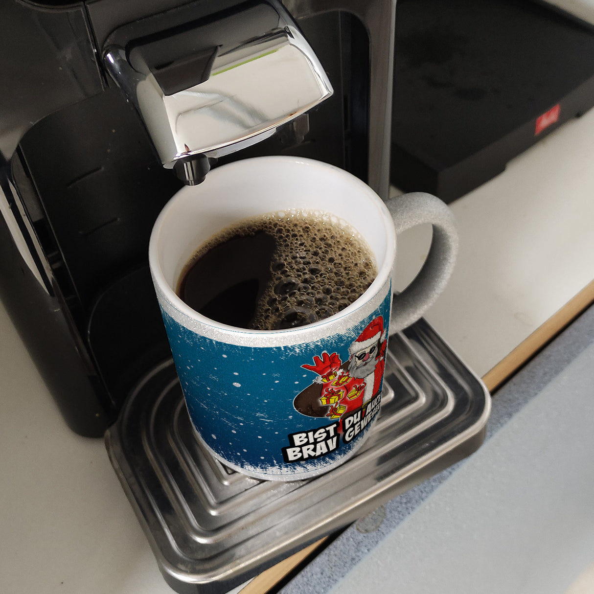 Bist du auch brav gewesen? Kaffeebecher mit coolem Weihnachtsmann