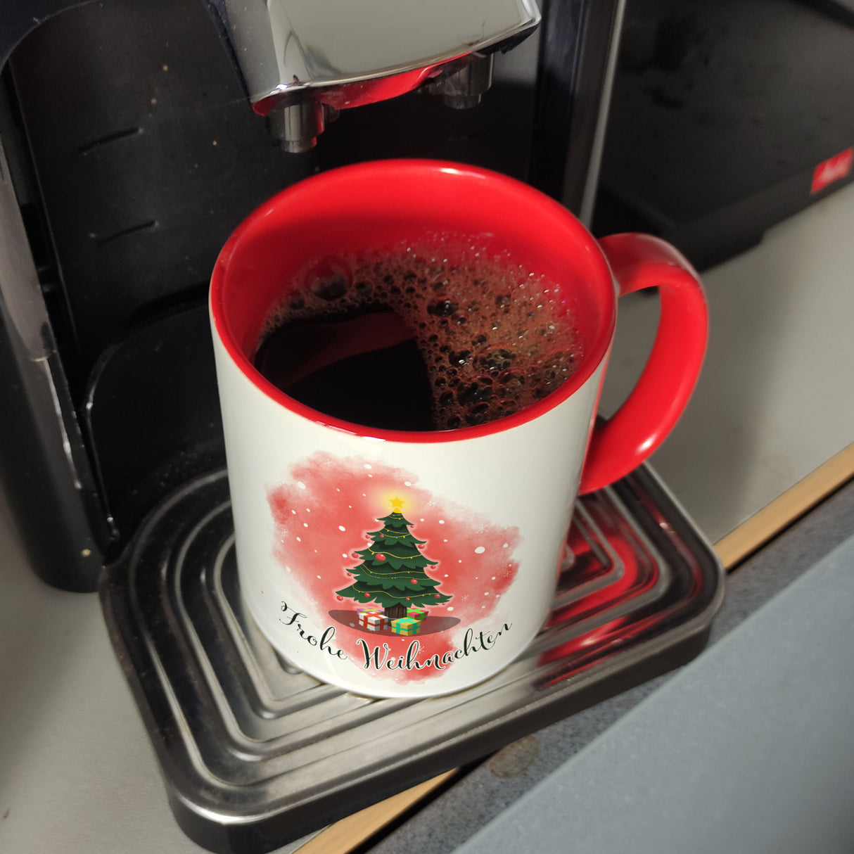 Frohe Weihnachten Kaffeebecher mit andächtigem Weihnachtsbaum