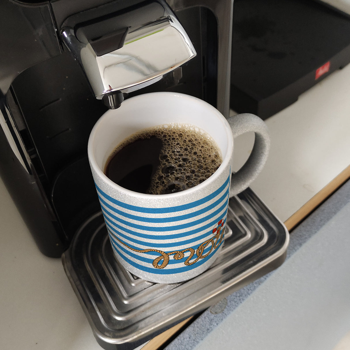 Kaffeebecher mit Moin-Schriftzug und Rettungsring