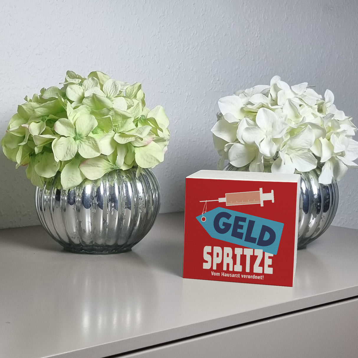 Geldgeschenk Spardose mit Geldspritze Motiv in {Rot}
