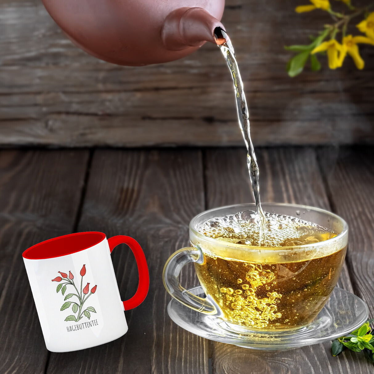 Hagebuttentee Teetasse mit Hagebuttenpflanze für Teetrinker