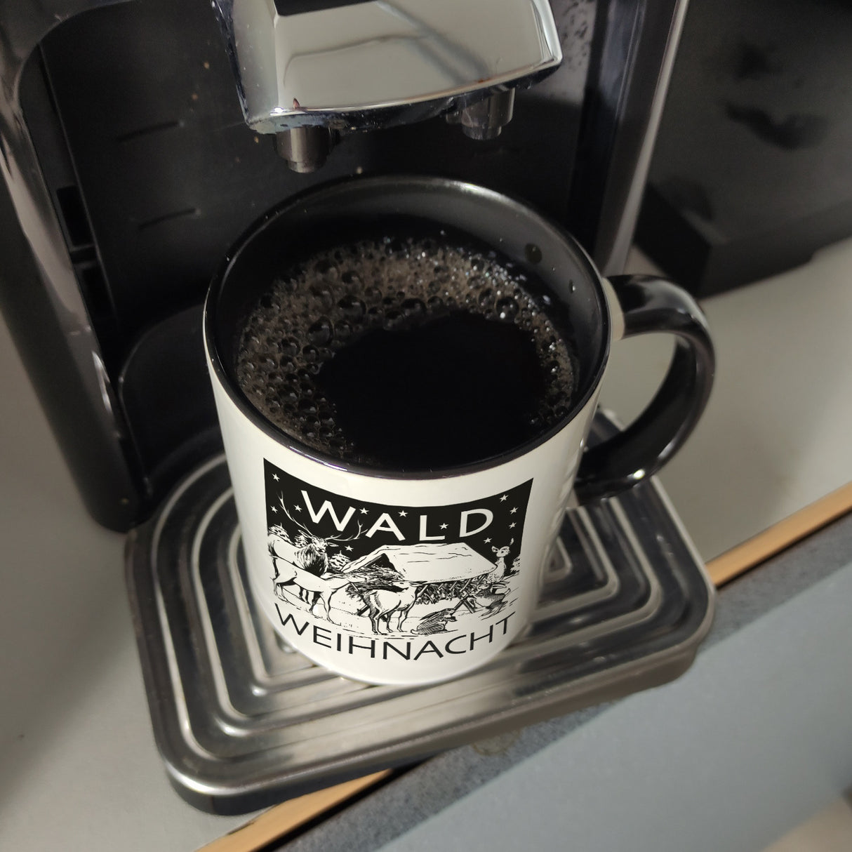 Kaffeebecher zum Thema Weihnachten im Wald -weiß