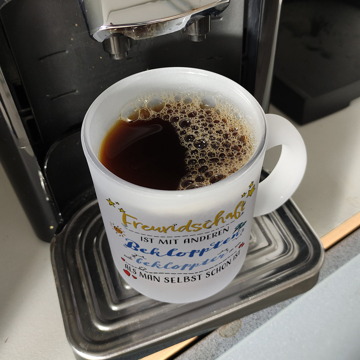 Kaffeebecher mit lustigem Spruch zu Freundschaft
