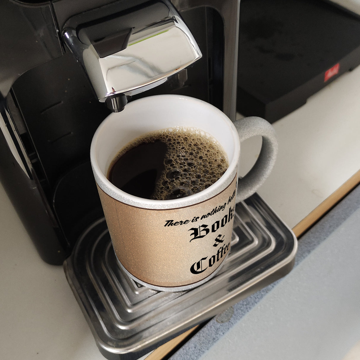 Büchernarr Kaffeebecher im Buchdesign mit Spruch