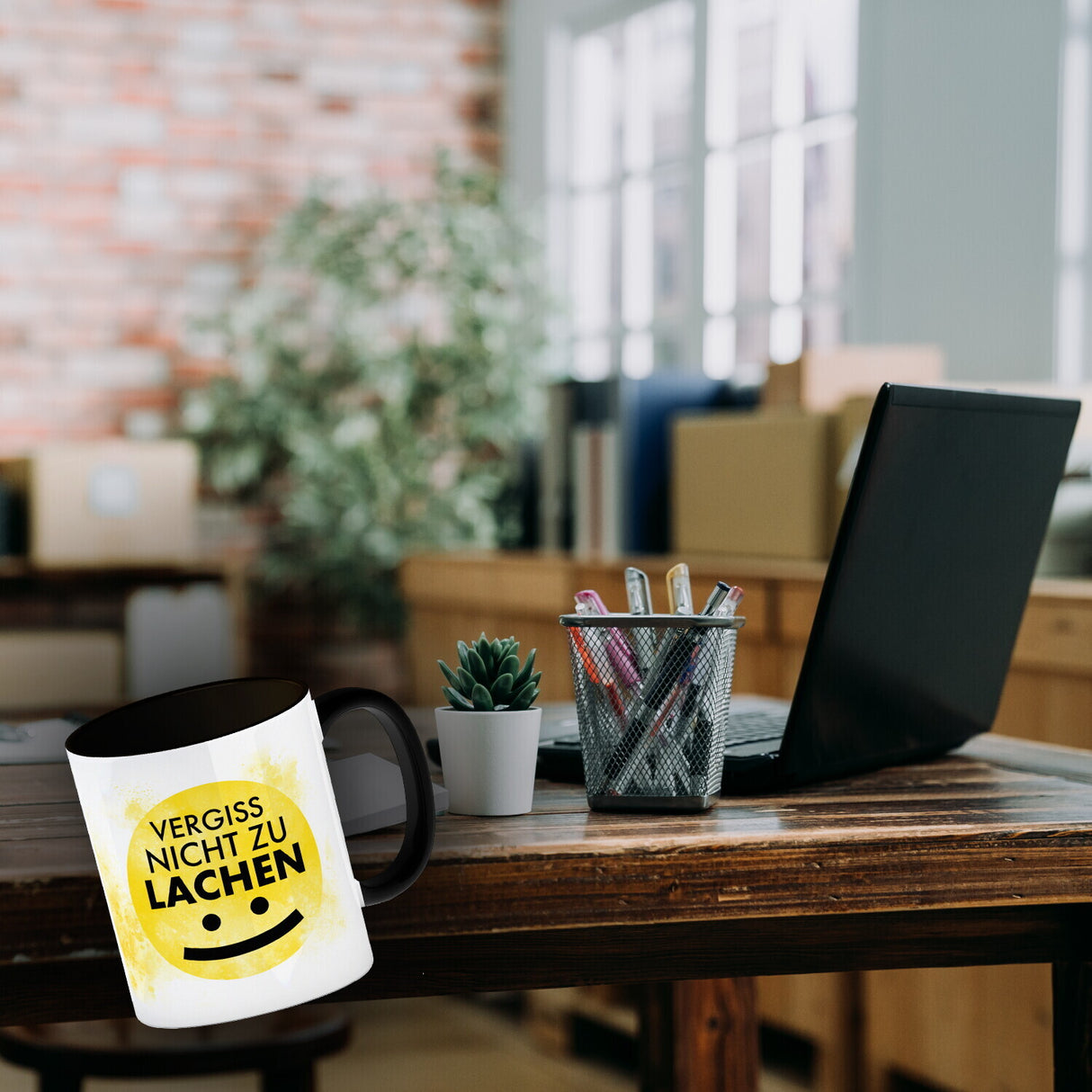 Vergiss nicht zu lachen Kaffeebecher gelbem Gesicht