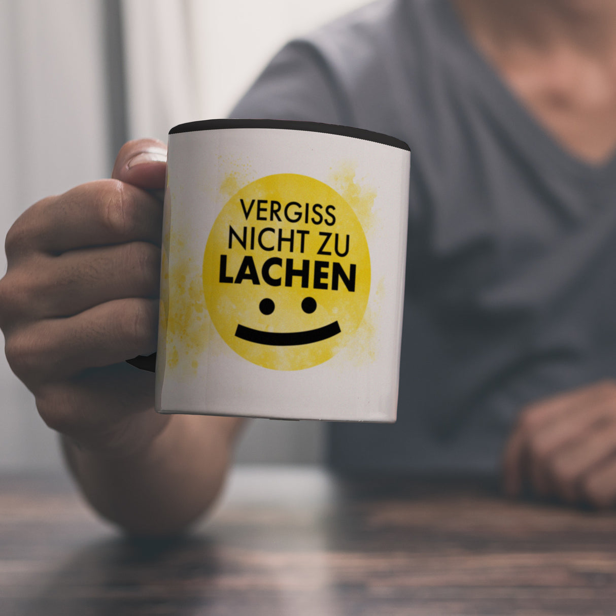 Vergiss nicht zu lachen Kaffeebecher gelbem Gesicht