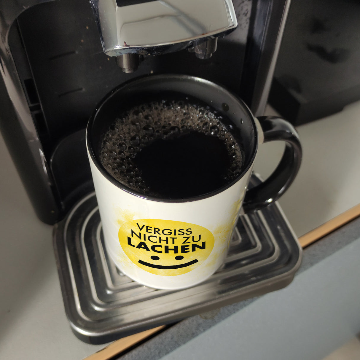 Vergiss nicht zu lachen Kaffeebecher gelbem Gesicht