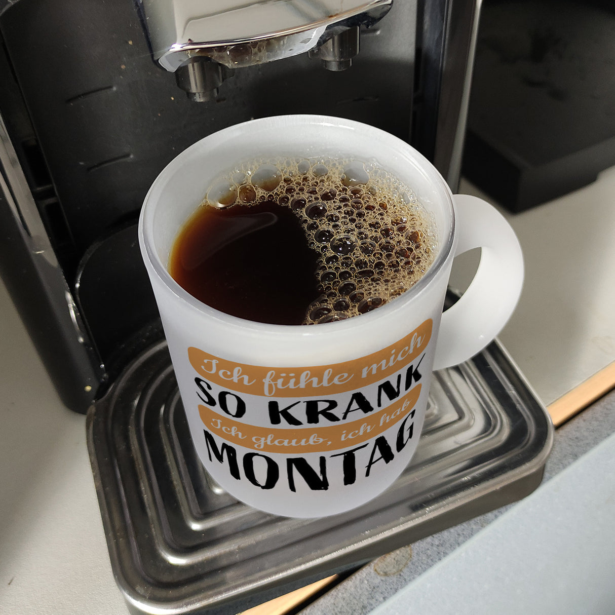 Ich fühle mich so krank ich glaub, ich hab Montag Kaffeebecher